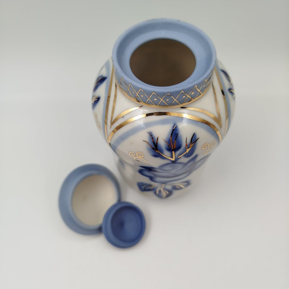 Чайница, украшенная изображением  цветов, фарфор, роспись, золочение, Кисловодская фабрика сувениров, СССР, 1970-1980 гг.