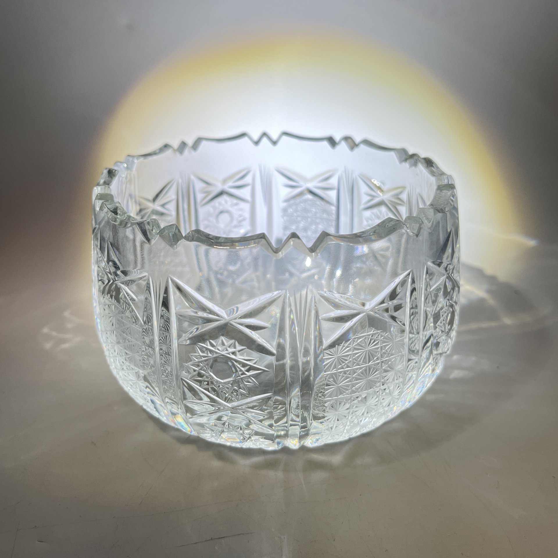 Конфетница с геометрическим резным декором