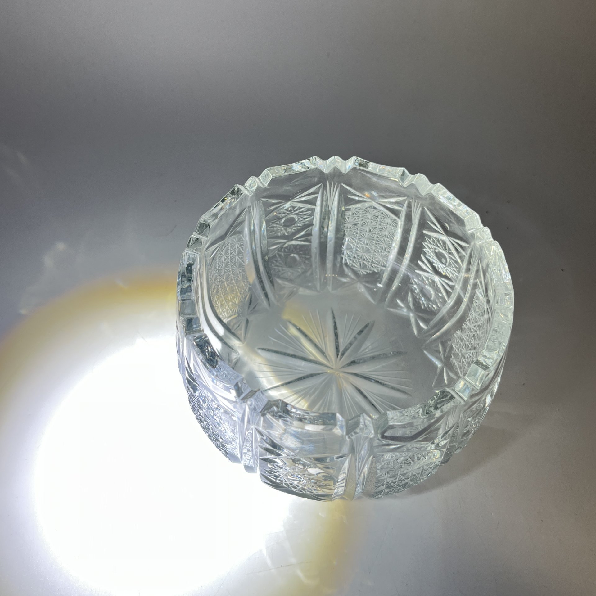 Конфетница с геометрическим резным декором