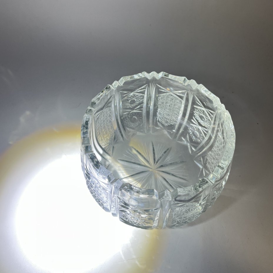 Конфетница с геометрическим резным декором