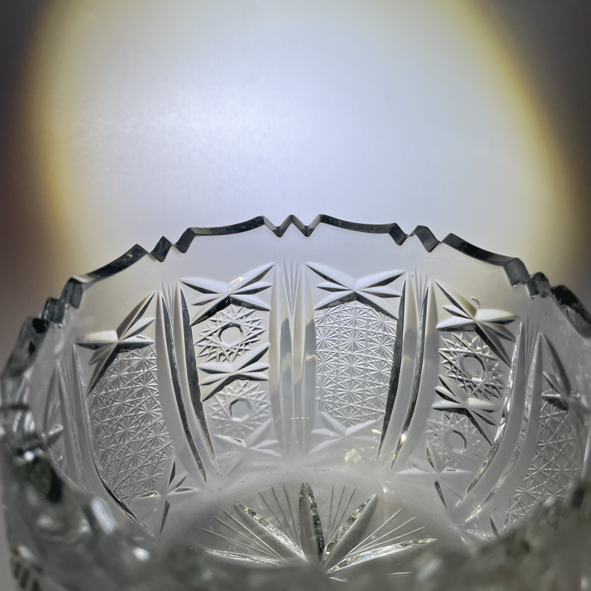 Конфетница с геометрическим резным декором