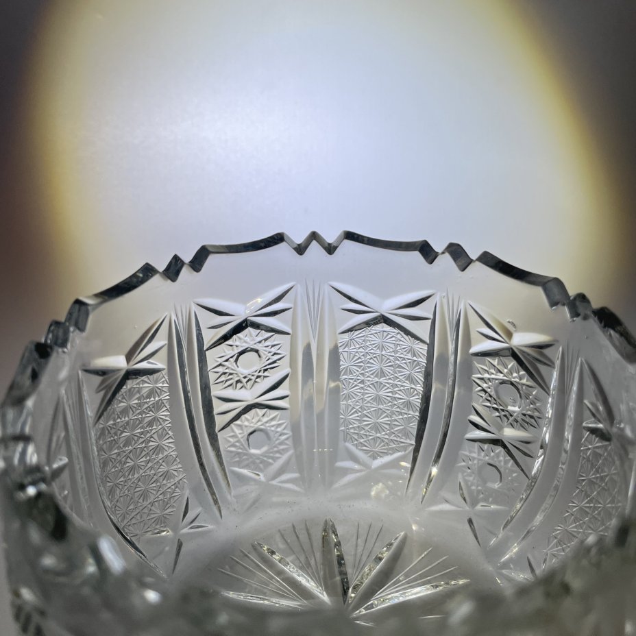 Конфетница с геометрическим резным декором