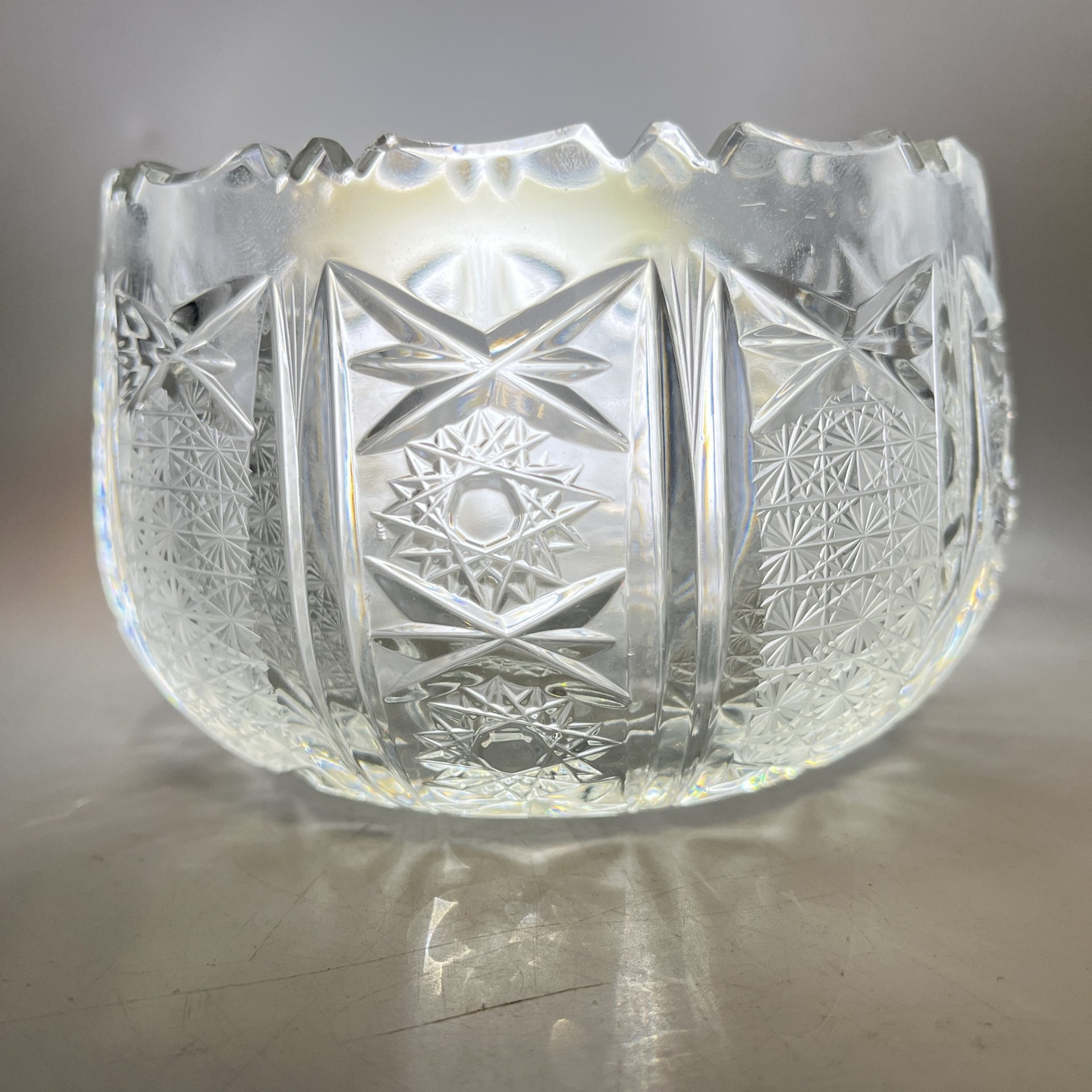 Конфетница с геометрическим резным декором