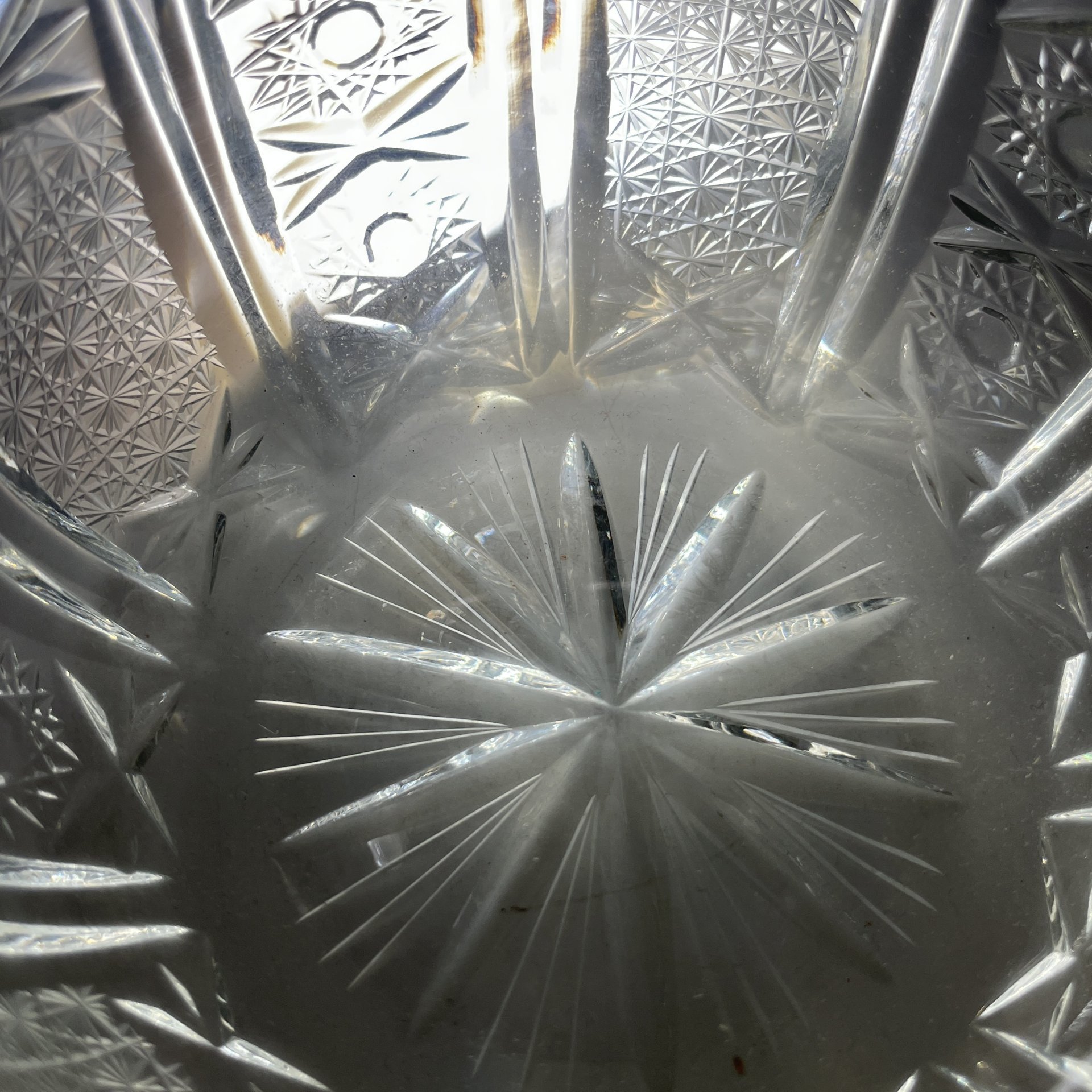 Конфетница с геометрическим резным декором