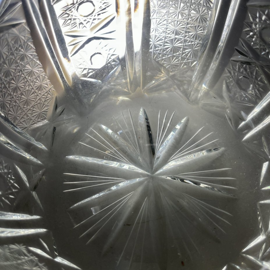 Конфетница с геометрическим резным декором