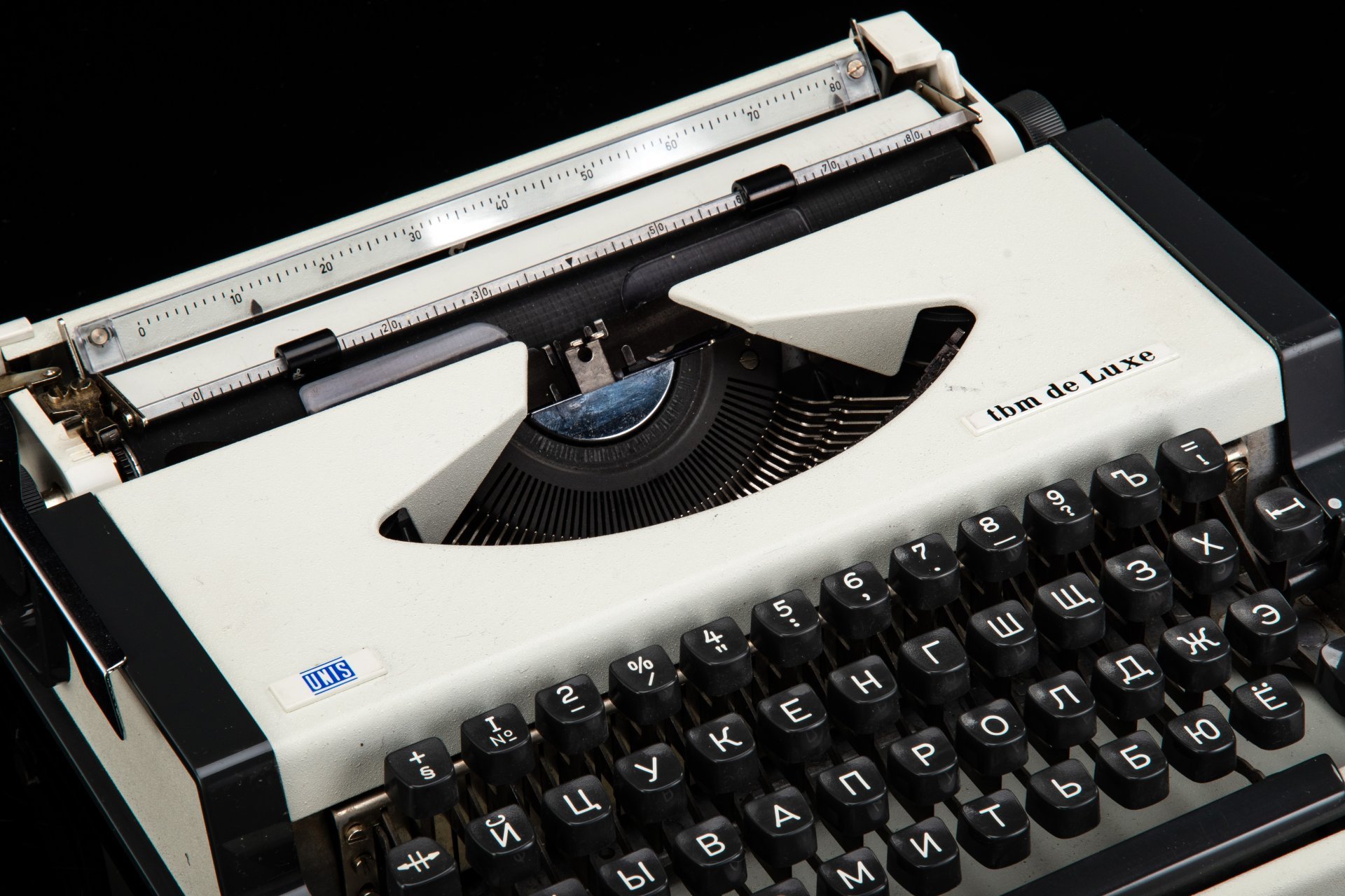 Машинка печатная "Unis TBM De Luxe" с корпусом белого цвета, в оригинальном футляре и коробке, металл, пластик, Tvornica Biro Mašina, Югославия, 1970-1990 гг.