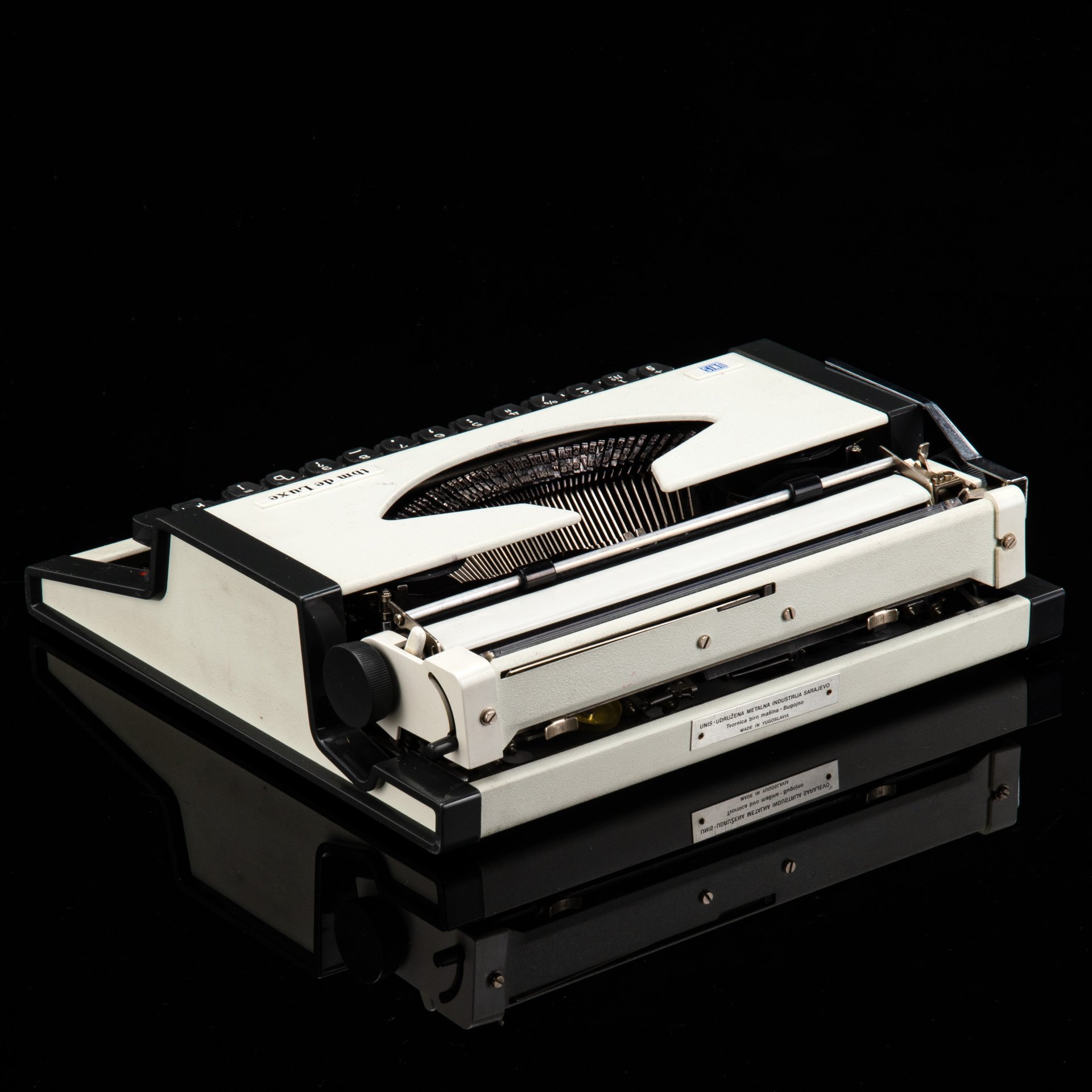 Машинка печатная "Unis TBM De Luxe" с корпусом белого цвета, в оригинальном футляре и коробке, металл, пластик, Tvornica Biro Mašina, Югославия, 1970-1990 гг.