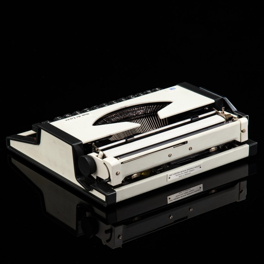 Машинка печатная "Unis TBM De Luxe" с корпусом белого цвета, в оригинальном футляре и коробке, металл, пластик, Tvornica Biro Mašina, Югославия, 1970-1990 гг.