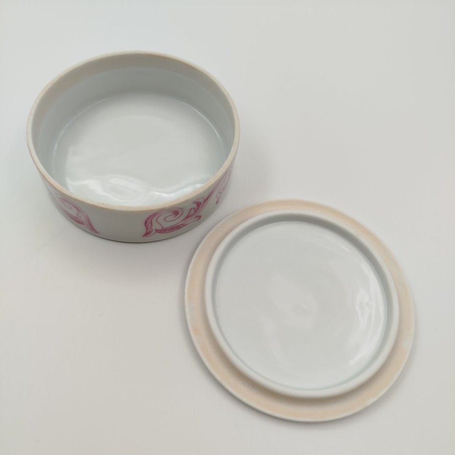 Миниатюрная шкатулка круглой формы, украшенная изображением розы, Porcelaine de Paris