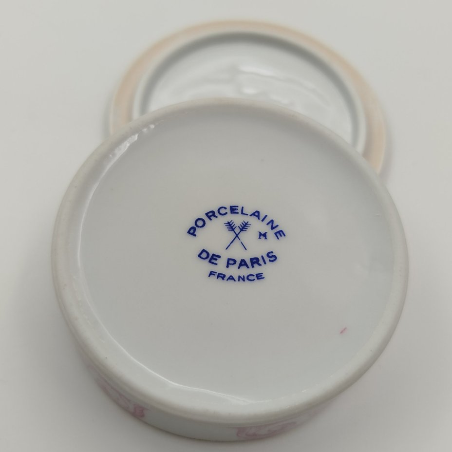 Миниатюрная шкатулка круглой формы, украшенная изображением розы, Porcelaine de Paris