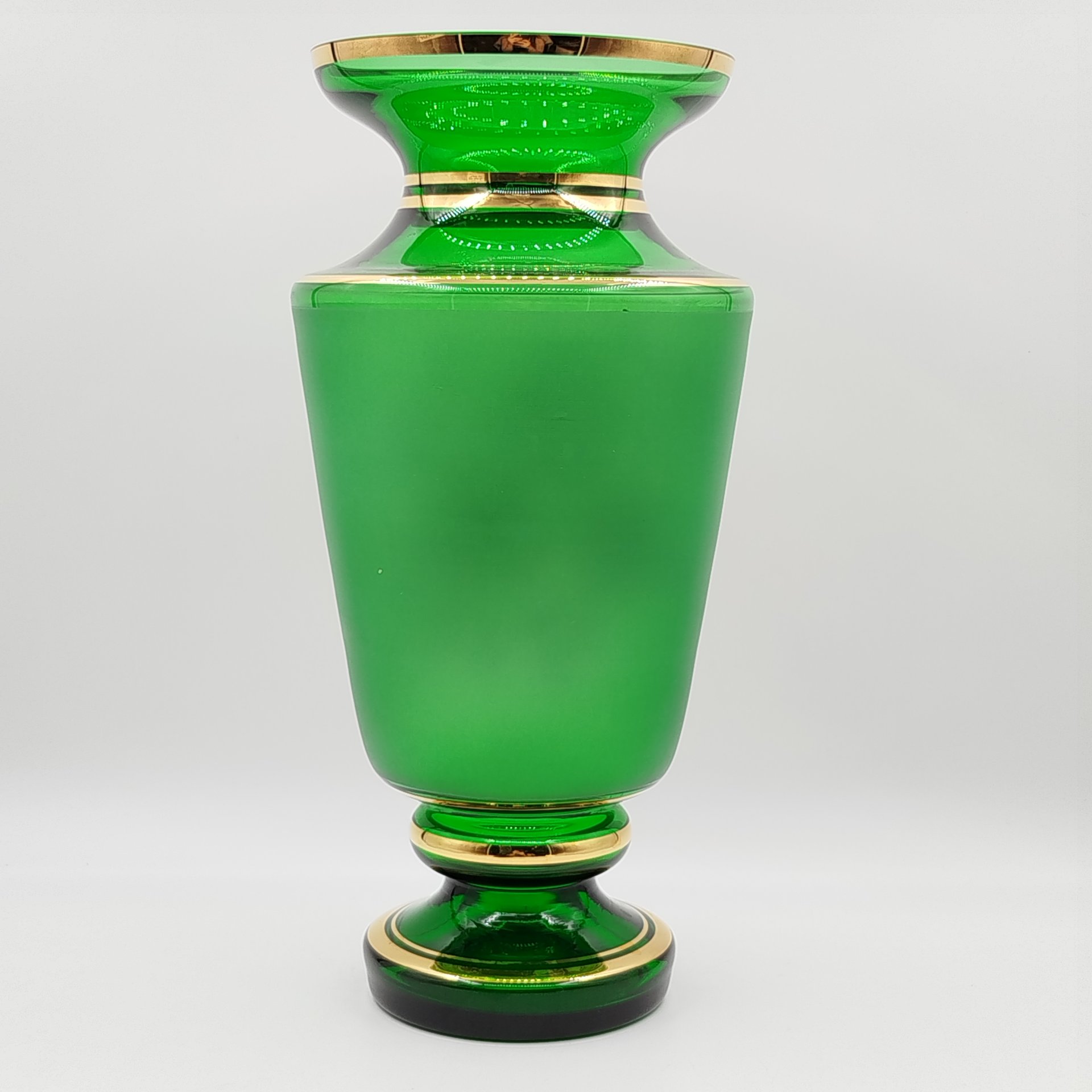 Ваза зеленого оттенка, украшенная цветочным декором, Bohemia Crystal (Bohemia Glass)