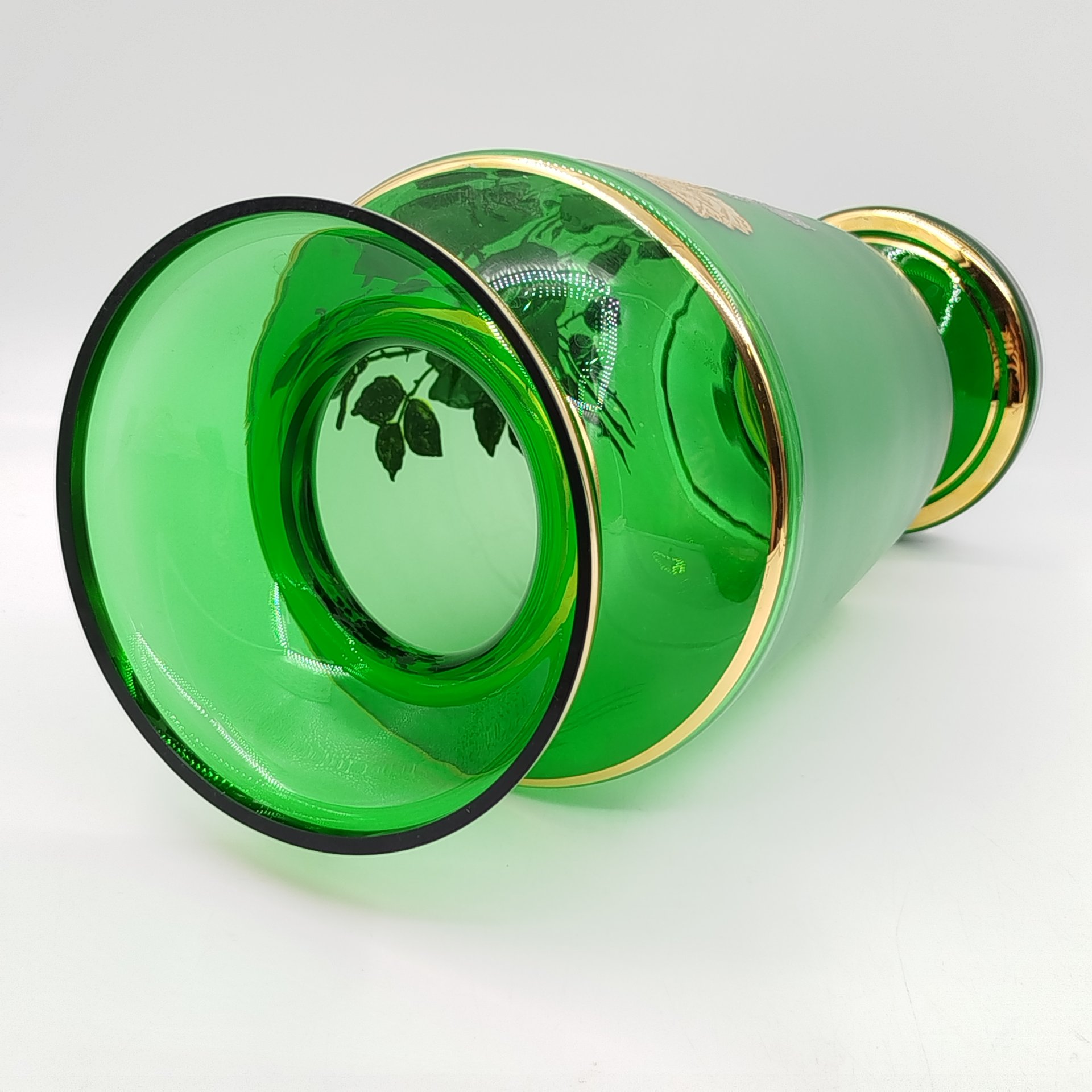 Ваза зеленого оттенка, украшенная цветочным декором, Bohemia Crystal (Bohemia Glass)