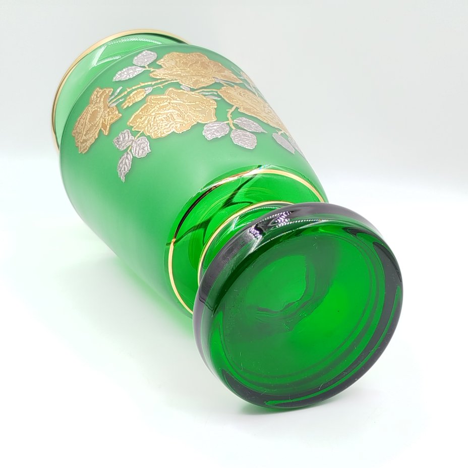 Ваза зеленого оттенка, украшенная цветочным декором, Bohemia Crystal (Bohemia Glass)