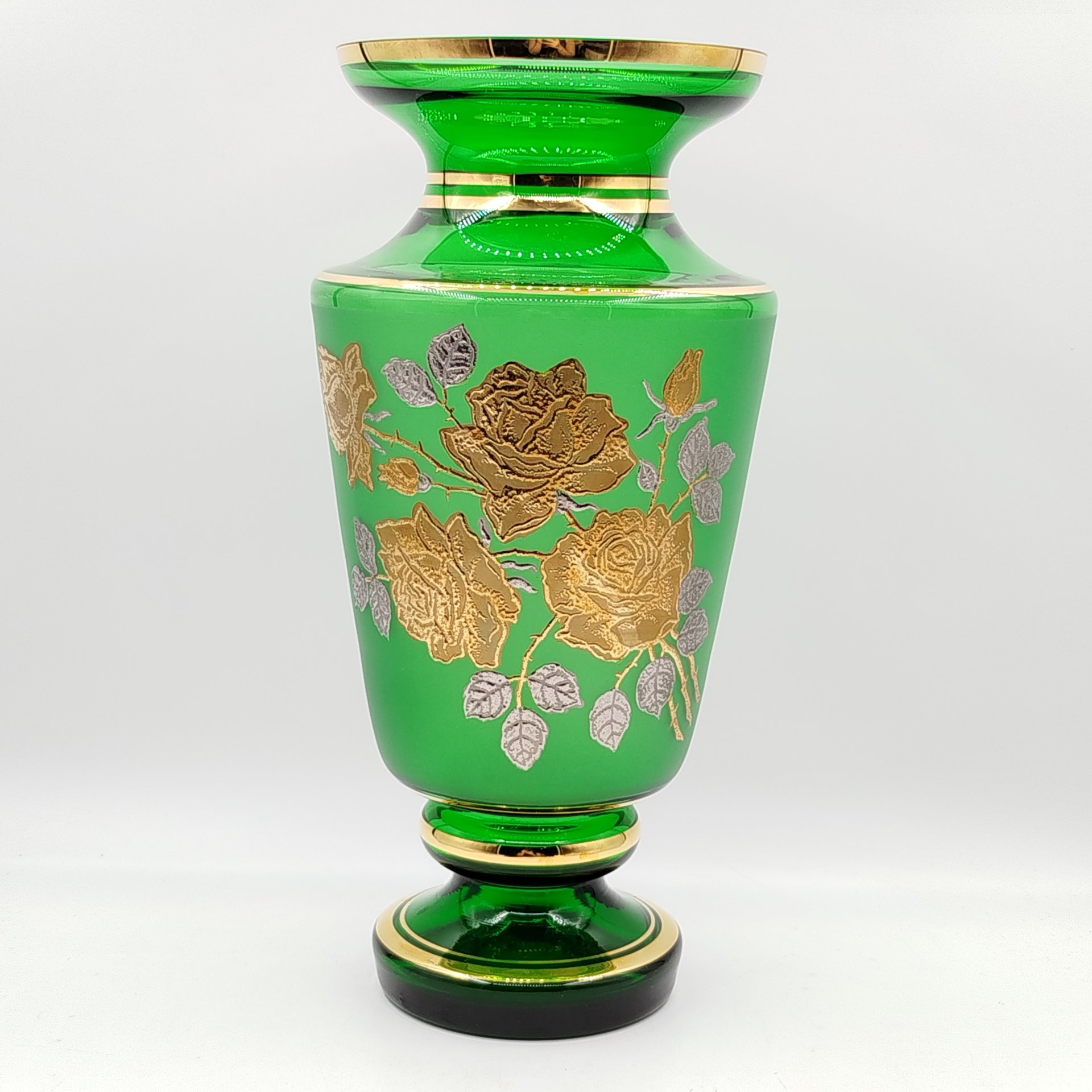 Ваза зеленого оттенка, украшенная цветочным декором, Bohemia Crystal (Bohemia Glass)
