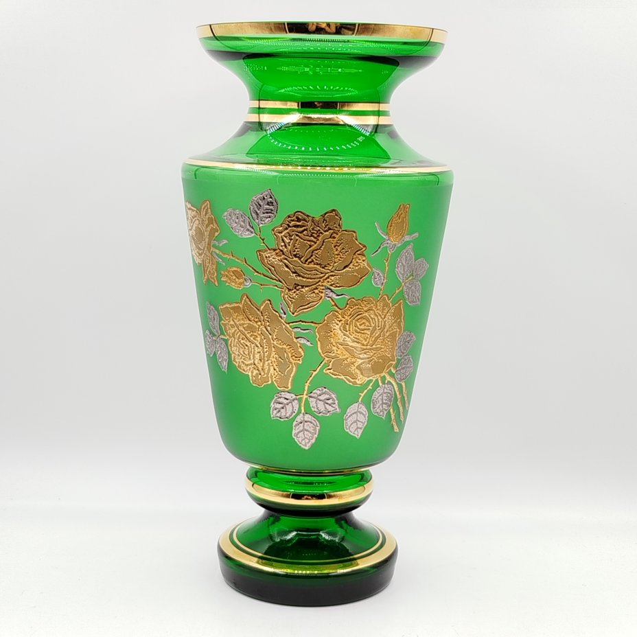 Ваза зеленого оттенка, украшенная цветочным декором, Bohemia Crystal (Bohemia Glass)