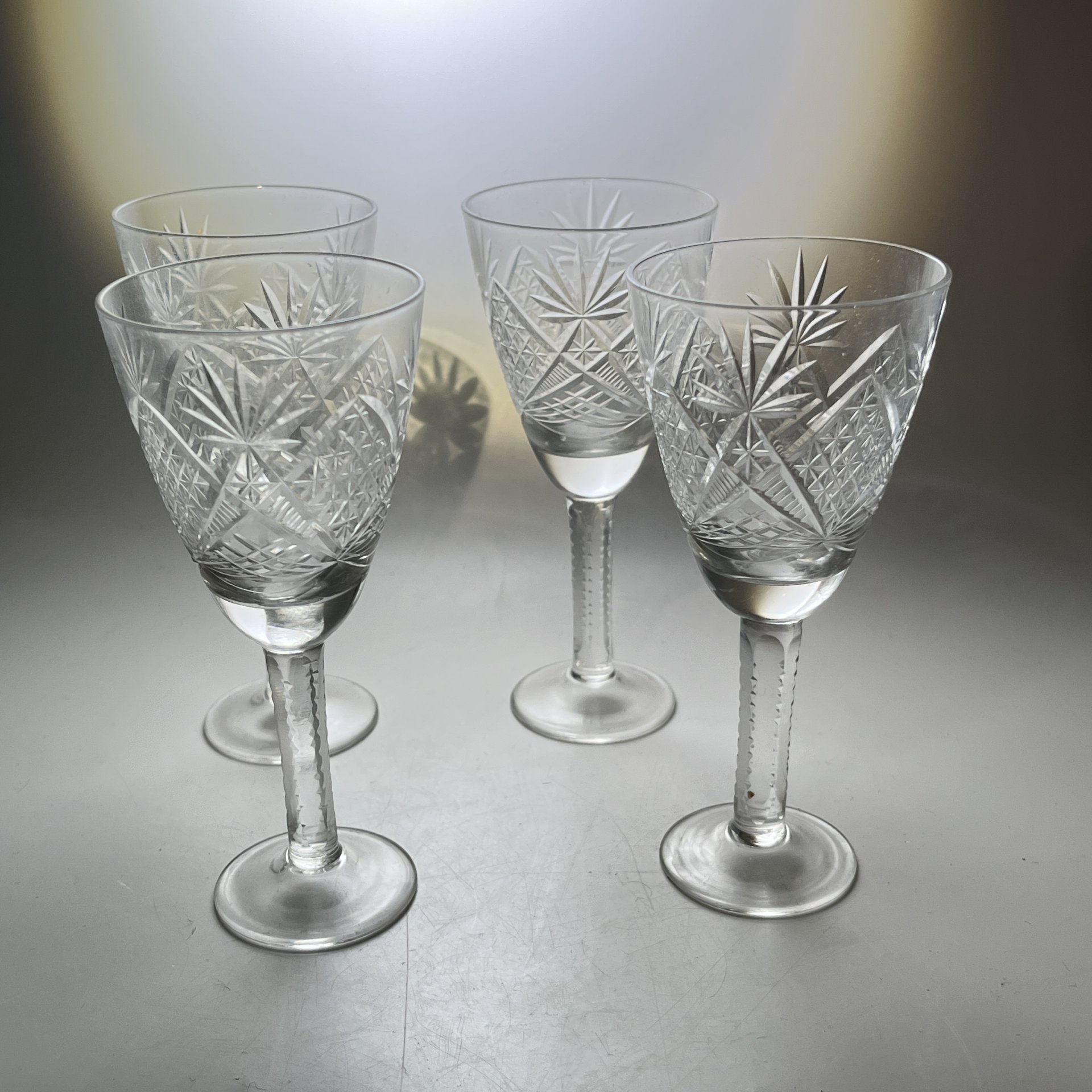 Набор из 4 рюмок с резным геометрическим декором