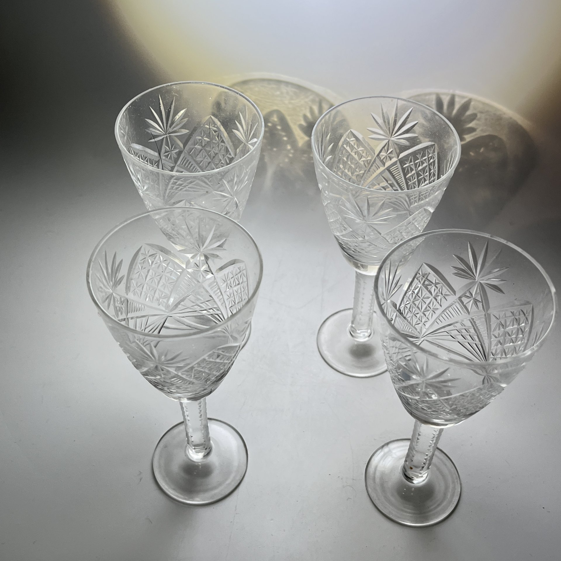 Набор из 4 рюмок с резным геометрическим декором