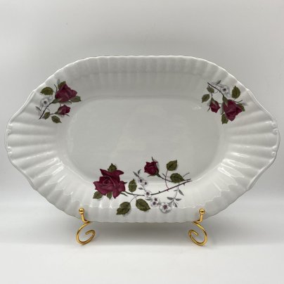 Блюдо овальной формы, украшенное изображением розы