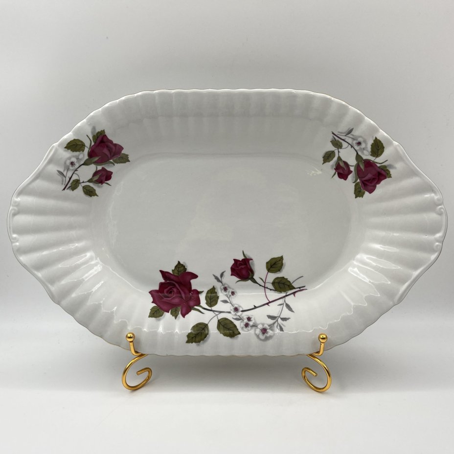Блюдо овальной формы, украшенное изображением розы
