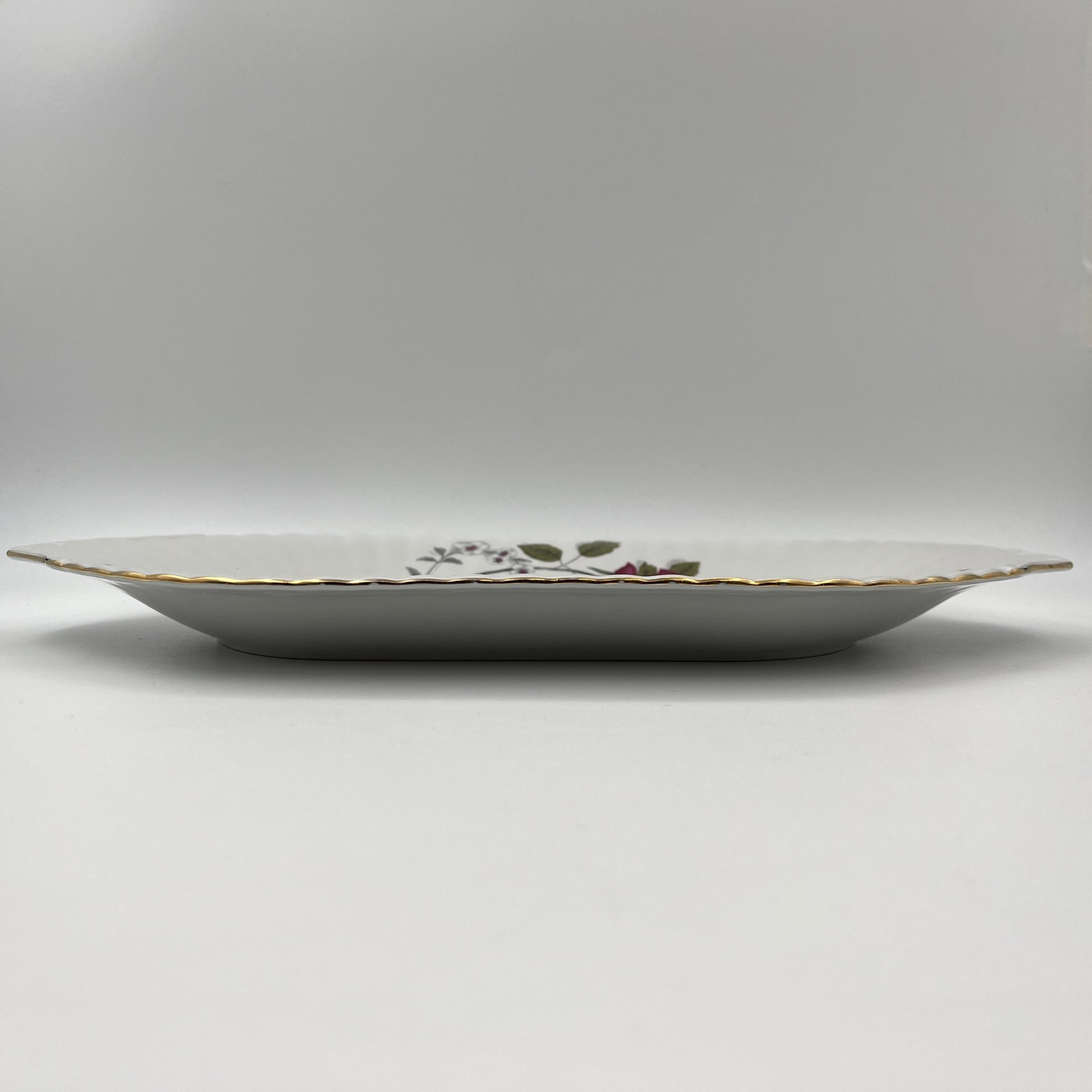 Блюдо овальной формы, украшенное изображением розы