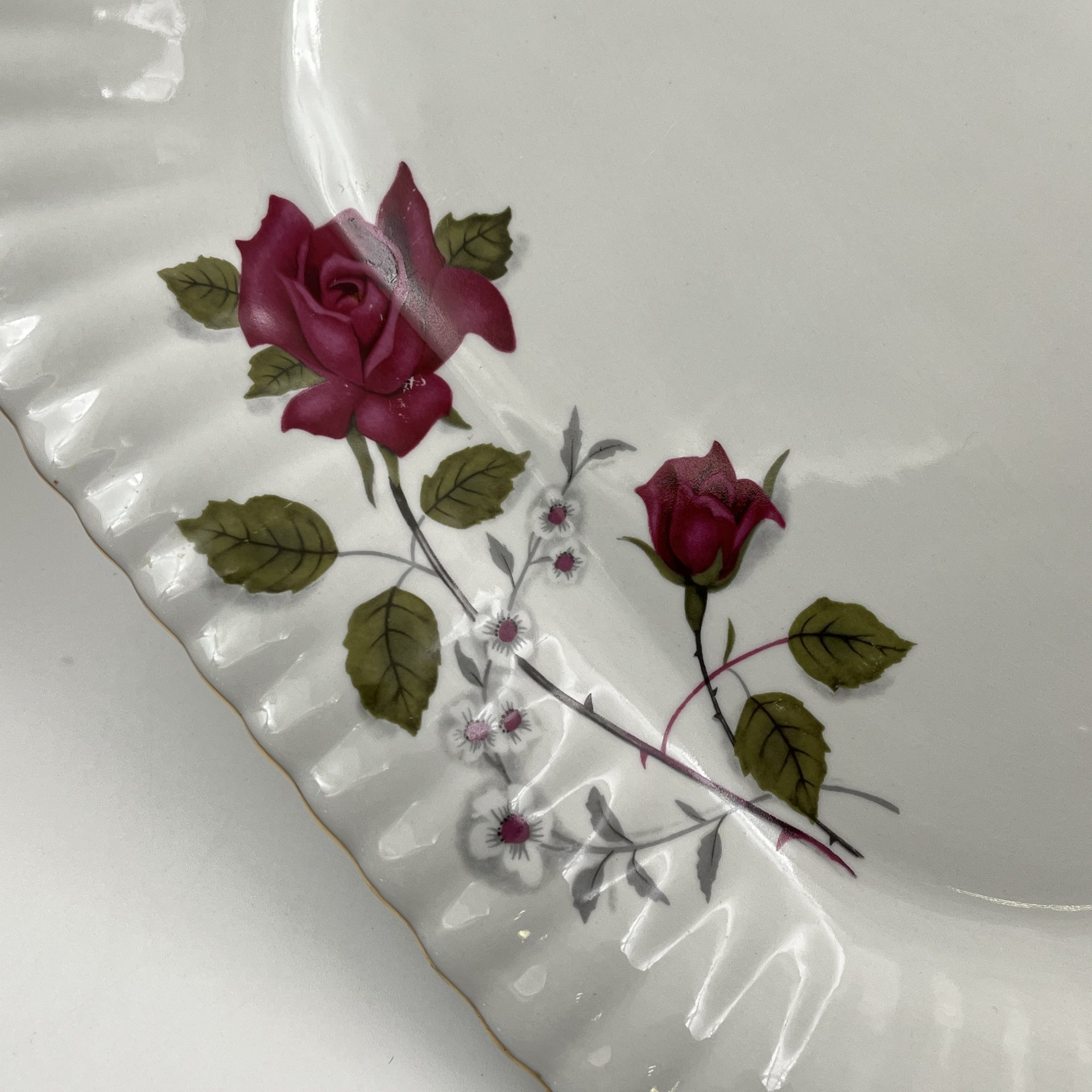 Блюдо овальной формы, украшенное изображением розы