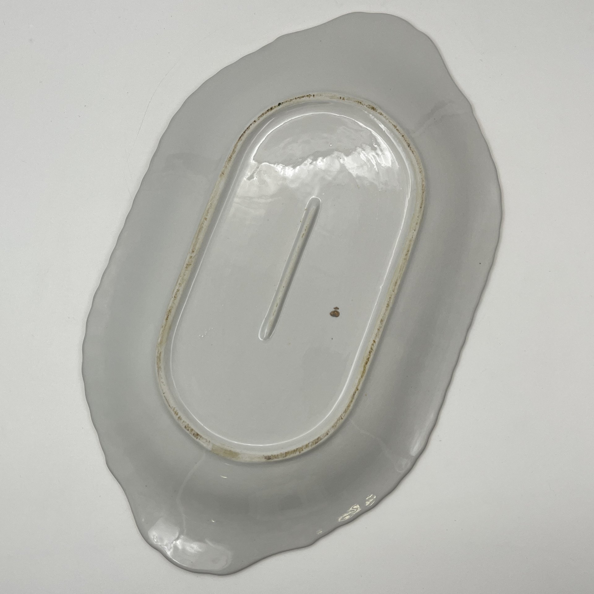 Блюдо овальной формы, украшенное изображением розы