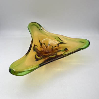 Ваза (конфетница) треугольной формы в зелено-янтарной гамме, цветное стекло, Чехословакия, 1960-1990 гг.