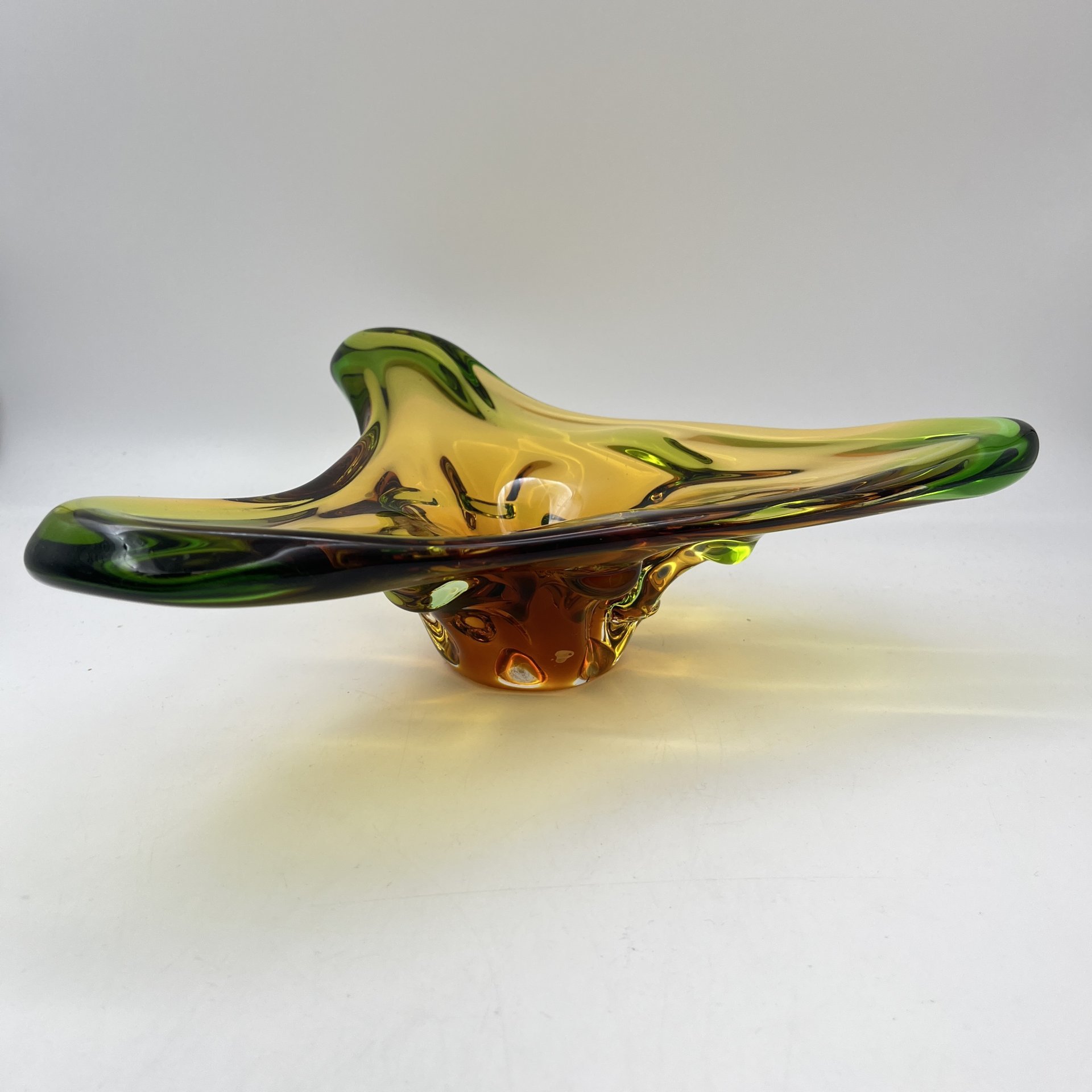 Ваза (конфетница) треугольной формы в зелено-янтарной гамме, цветное стекло, Чехословакия, 1960-1990 гг.