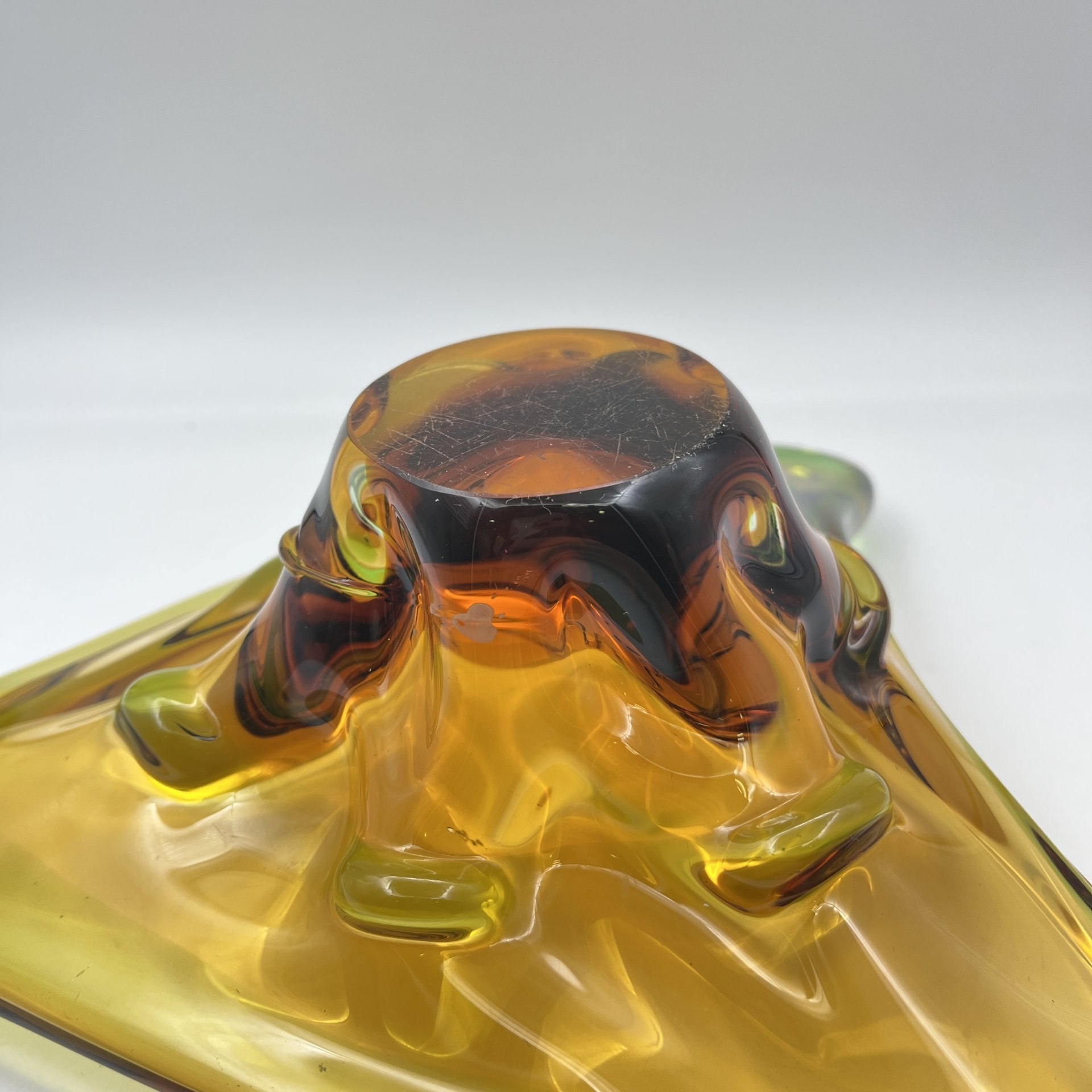 Ваза (конфетница) треугольной формы в зелено-янтарной гамме, цветное стекло, Чехословакия, 1960-1990 гг.