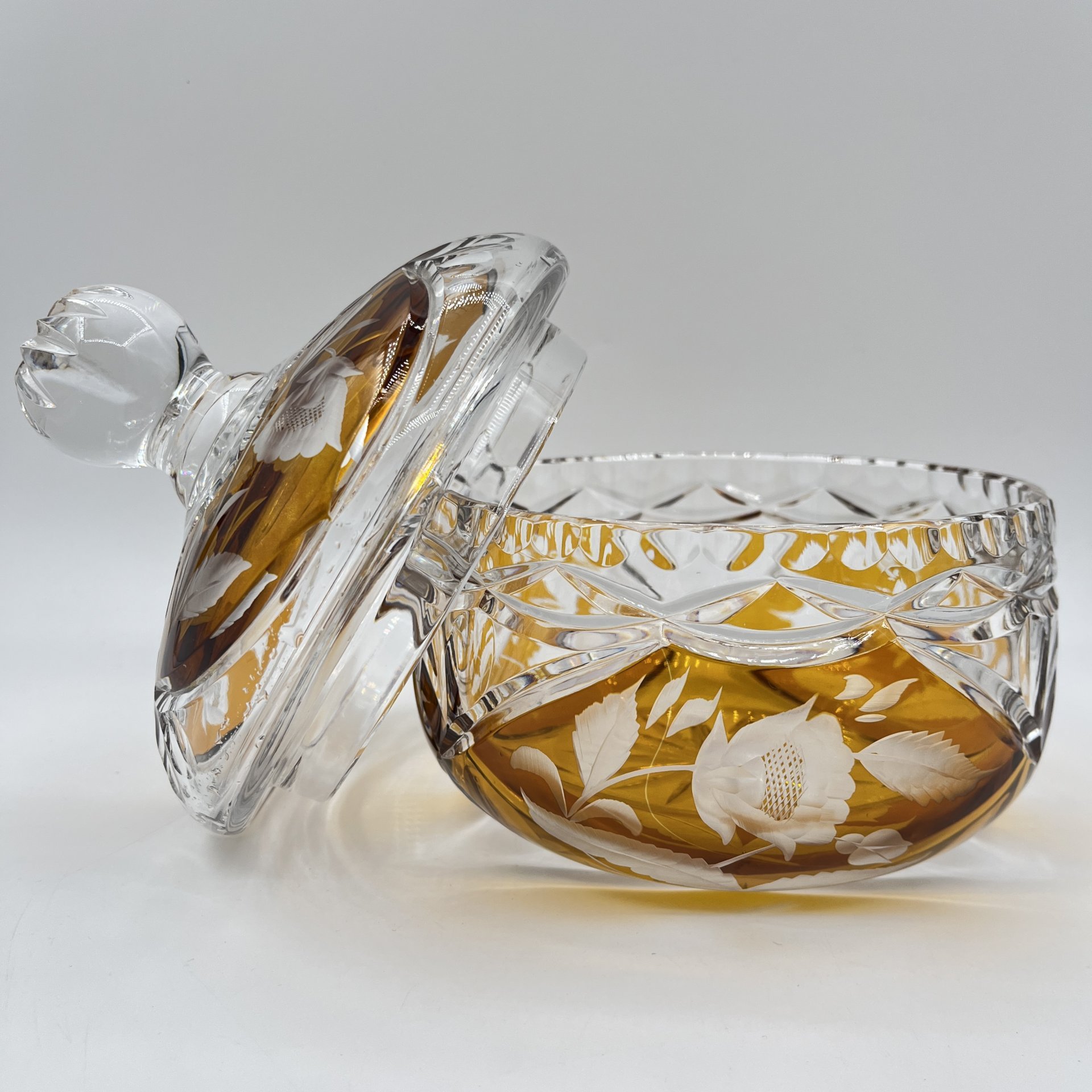 Бонбоньерка, украшенная цветочным декором