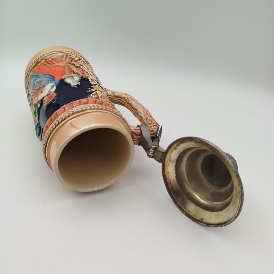 Кружка пивная, украшенная изображением сценки в трактире, керамика, олово, рельеф, Gerzit Gerz, Германия, 1960-1980 гг.