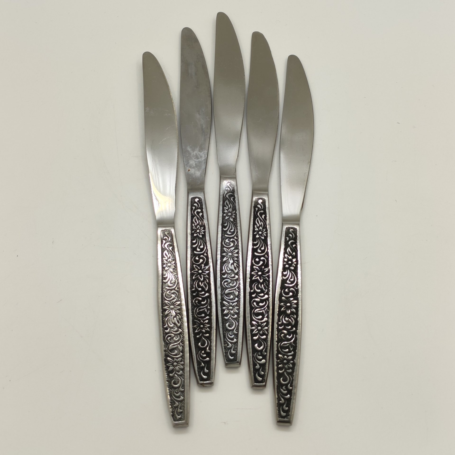 Набор столовых ножей на 5 персон, украшенных цветочным декором, сталь, Артель «Звезда», Беляйково, СССР, 1975-1991 гг.