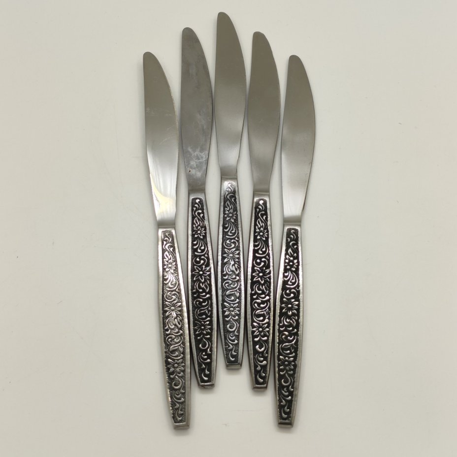 Набор столовых ножей на 5 персон, украшенных цветочным декором, сталь, Артель «Звезда», Беляйково, СССР, 1975-1991 гг.