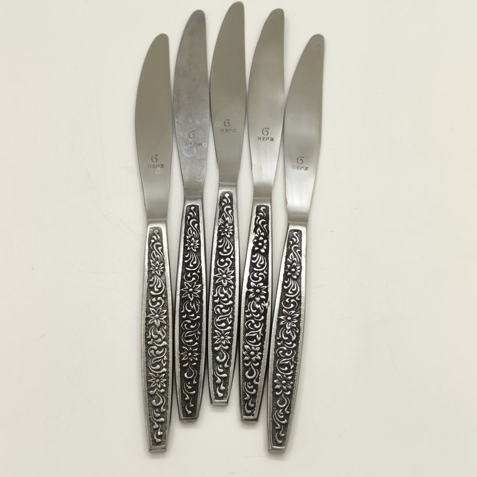 Набор столовых ножей на 5 персон, украшенных цветочным декором, сталь, Артель «Звезда», Беляйково, СССР, 1975-1991 гг.