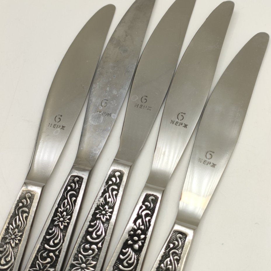 Набор столовых ножей на 5 персон, украшенных цветочным декором, сталь, Артель «Звезда», Беляйково, СССР, 1975-1991 гг.