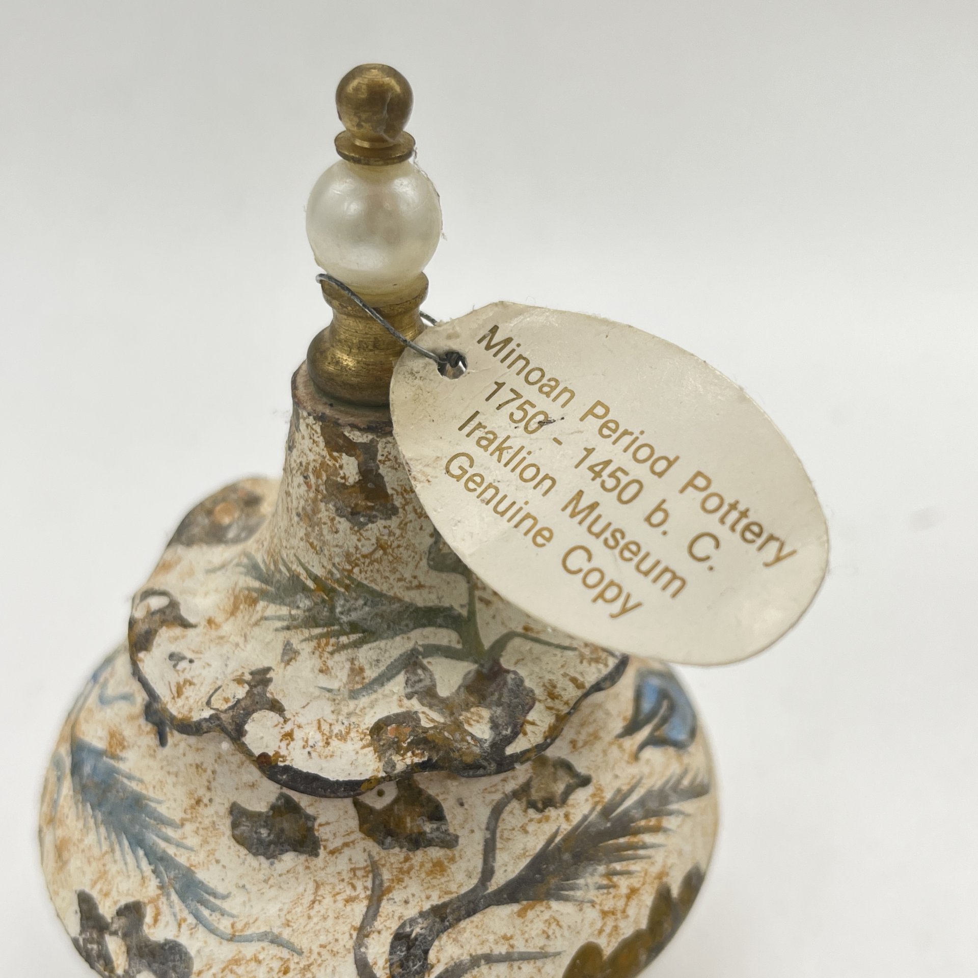 Флакон для парфюма, имитирующий керамику минойского периода, из археологического музея Ираклиона, керамика, роспись, Греция, 2000-2015 гг.