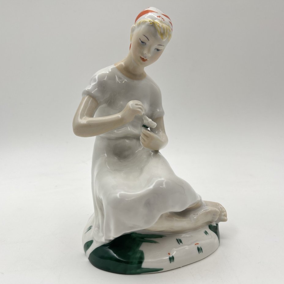 Статуэтка "Гадание на ромашке", автор С.Б. Велихова, фарфор, роспись, Ленинградский фарфоровый завод (ЛФЗ), СССР, 1960-1970 гг.