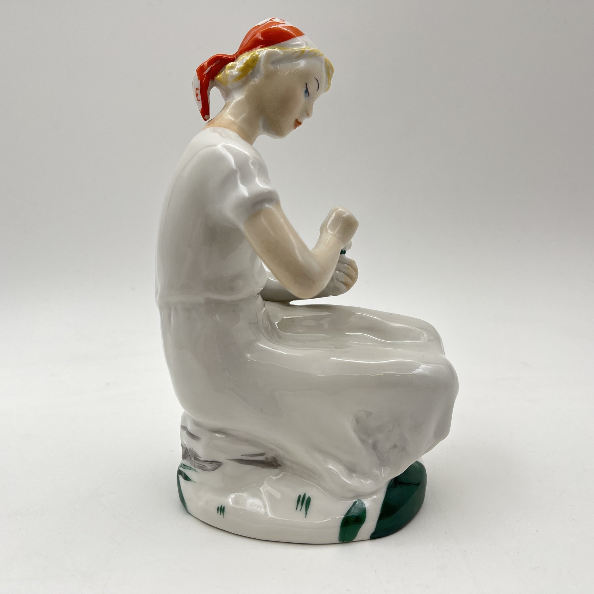 Статуэтка "Гадание на ромашке", автор С.Б. Велихова, фарфор, роспись, Ленинградский фарфоровый завод (ЛФЗ), СССР, 1960-1970 гг.