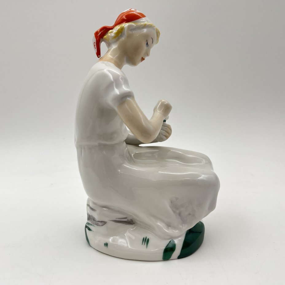 Статуэтка "Гадание на ромашке", автор С.Б. Велихова, фарфор, роспись, Ленинградский фарфоровый завод (ЛФЗ), СССР, 1960-1970 гг.