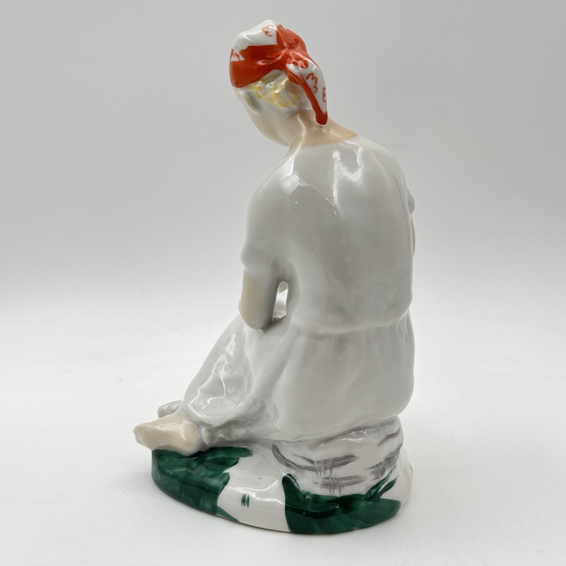 Статуэтка "Гадание на ромашке", автор С.Б. Велихова, фарфор, роспись, Ленинградский фарфоровый завод (ЛФЗ), СССР, 1960-1970 гг.