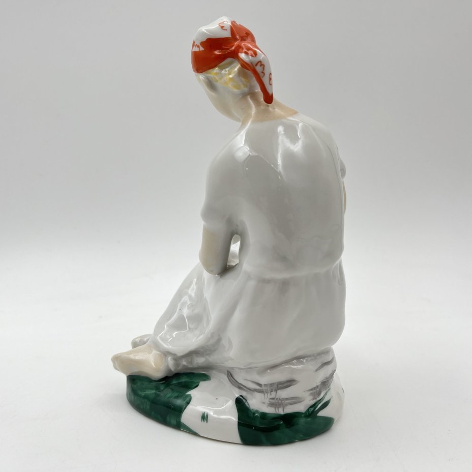 Статуэтка "Гадание на ромашке", автор С.Б. Велихова, фарфор, роспись, Ленинградский фарфоровый завод (ЛФЗ), СССР, 1960-1970 гг.