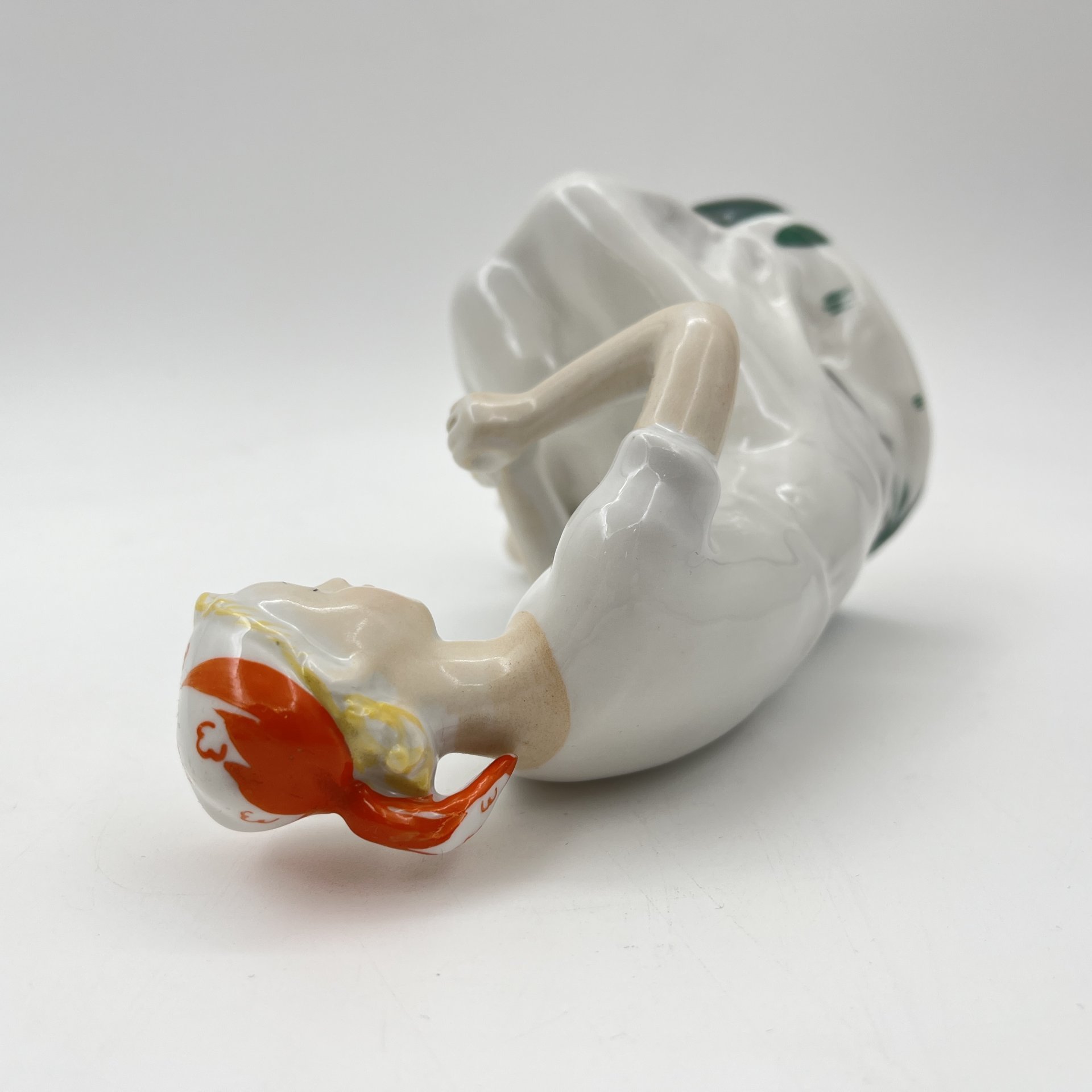 Статуэтка "Гадание на ромашке", автор С.Б. Велихова, фарфор, роспись, Ленинградский фарфоровый завод (ЛФЗ), СССР, 1960-1970 гг.