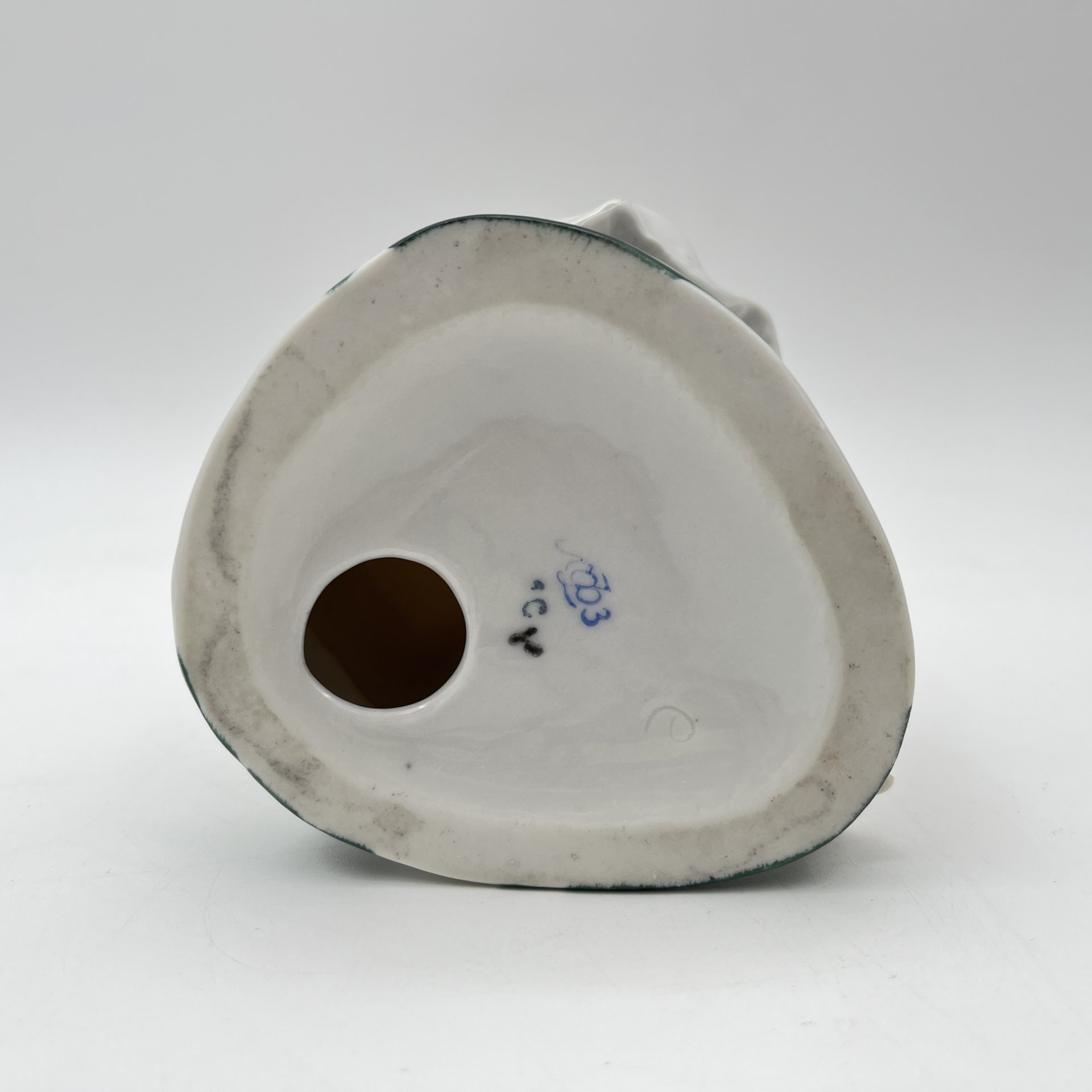 Статуэтка "Гадание на ромашке", автор С.Б. Велихова, фарфор, роспись, Ленинградский фарфоровый завод (ЛФЗ), СССР, 1960-1970 гг.