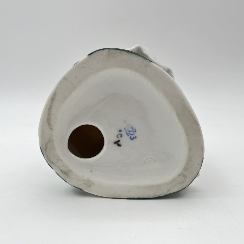 Статуэтка "Гадание на ромашке", автор С.Б. Велихова, фарфор, роспись, Ленинградский фарфоровый завод (ЛФЗ), СССР, 1960-1970 гг.