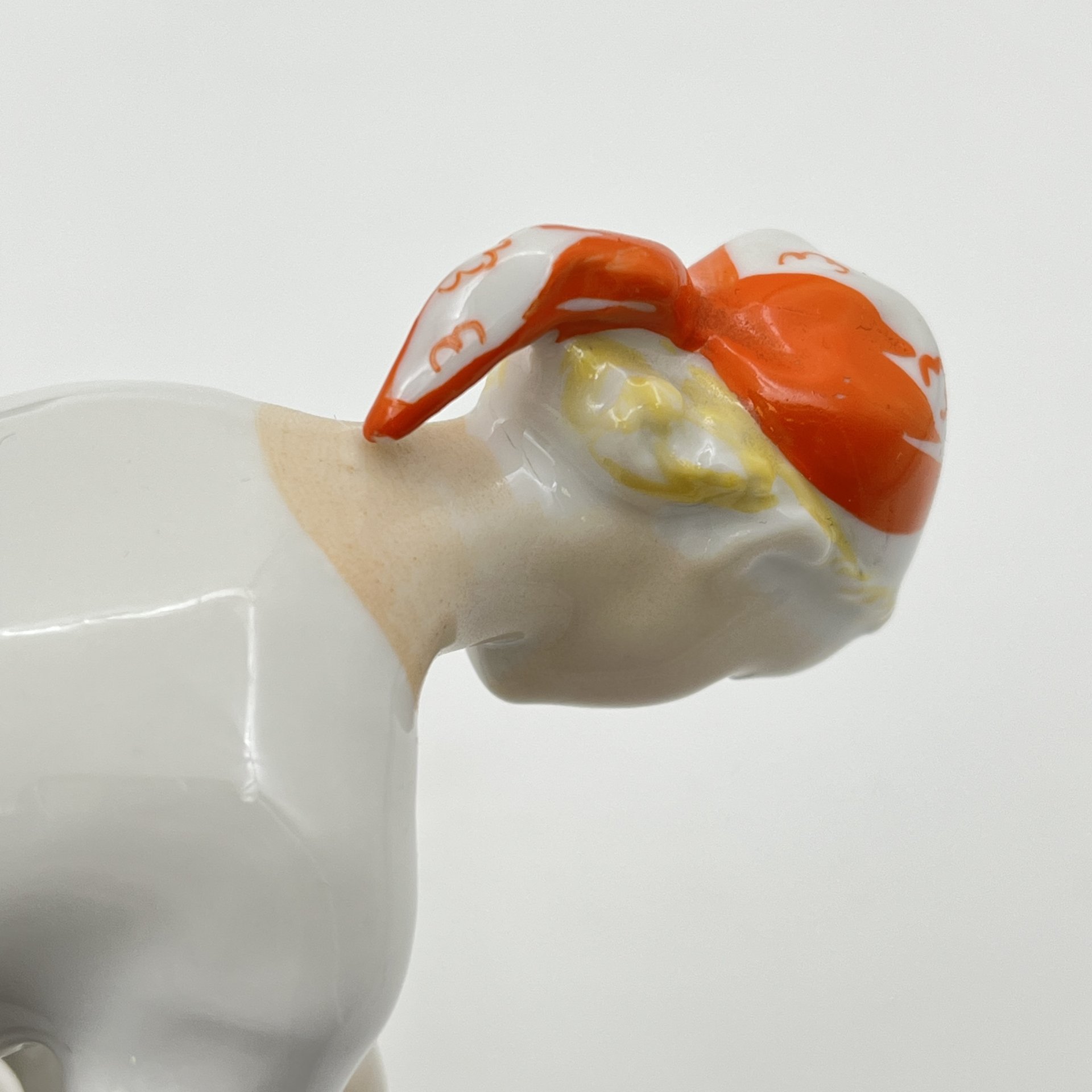 Статуэтка "Гадание на ромашке", автор С.Б. Велихова, фарфор, роспись, Ленинградский фарфоровый завод (ЛФЗ), СССР, 1960-1970 гг.