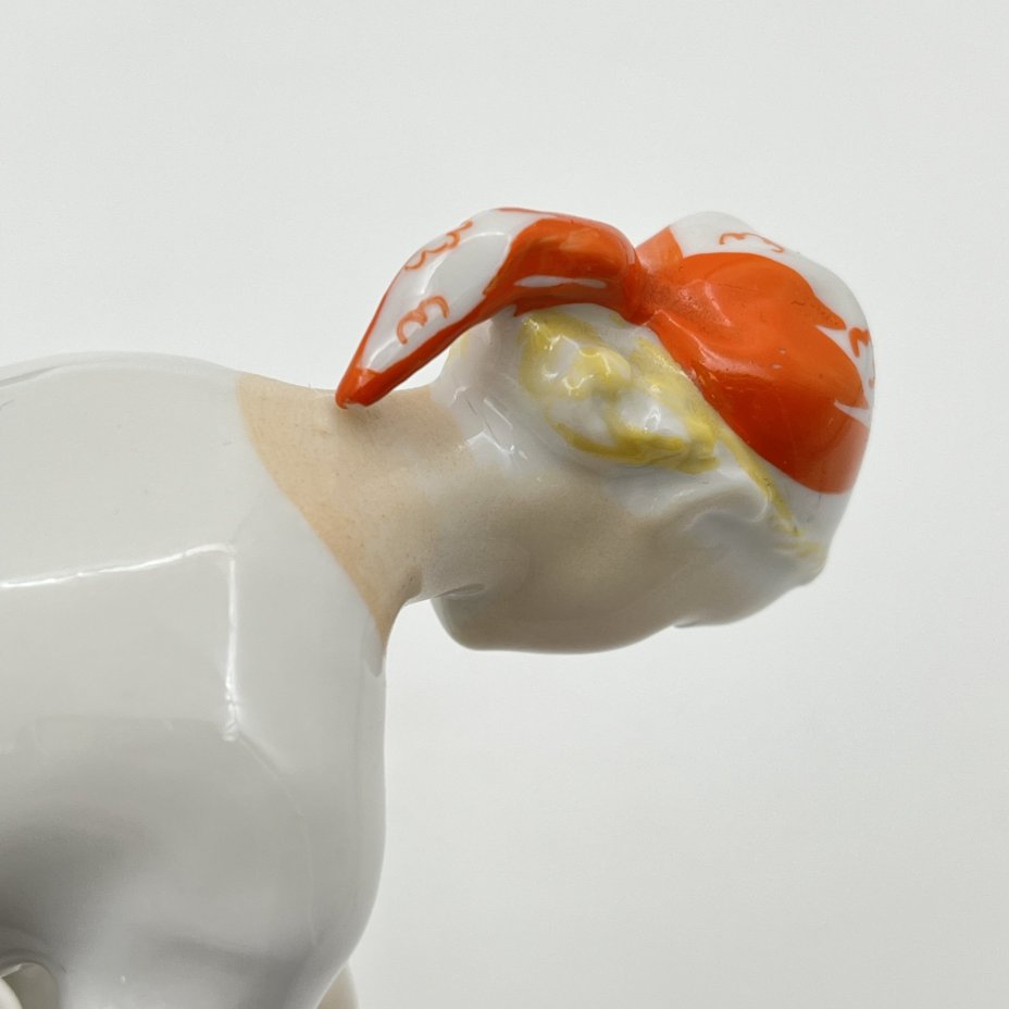 Статуэтка "Гадание на ромашке", автор С.Б. Велихова, фарфор, роспись, Ленинградский фарфоровый завод (ЛФЗ), СССР, 1960-1970 гг.