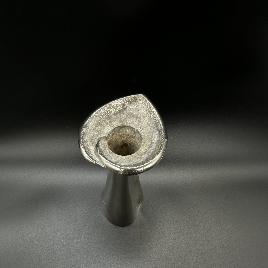 Подсвечник на одну свечу в форме цветка калла