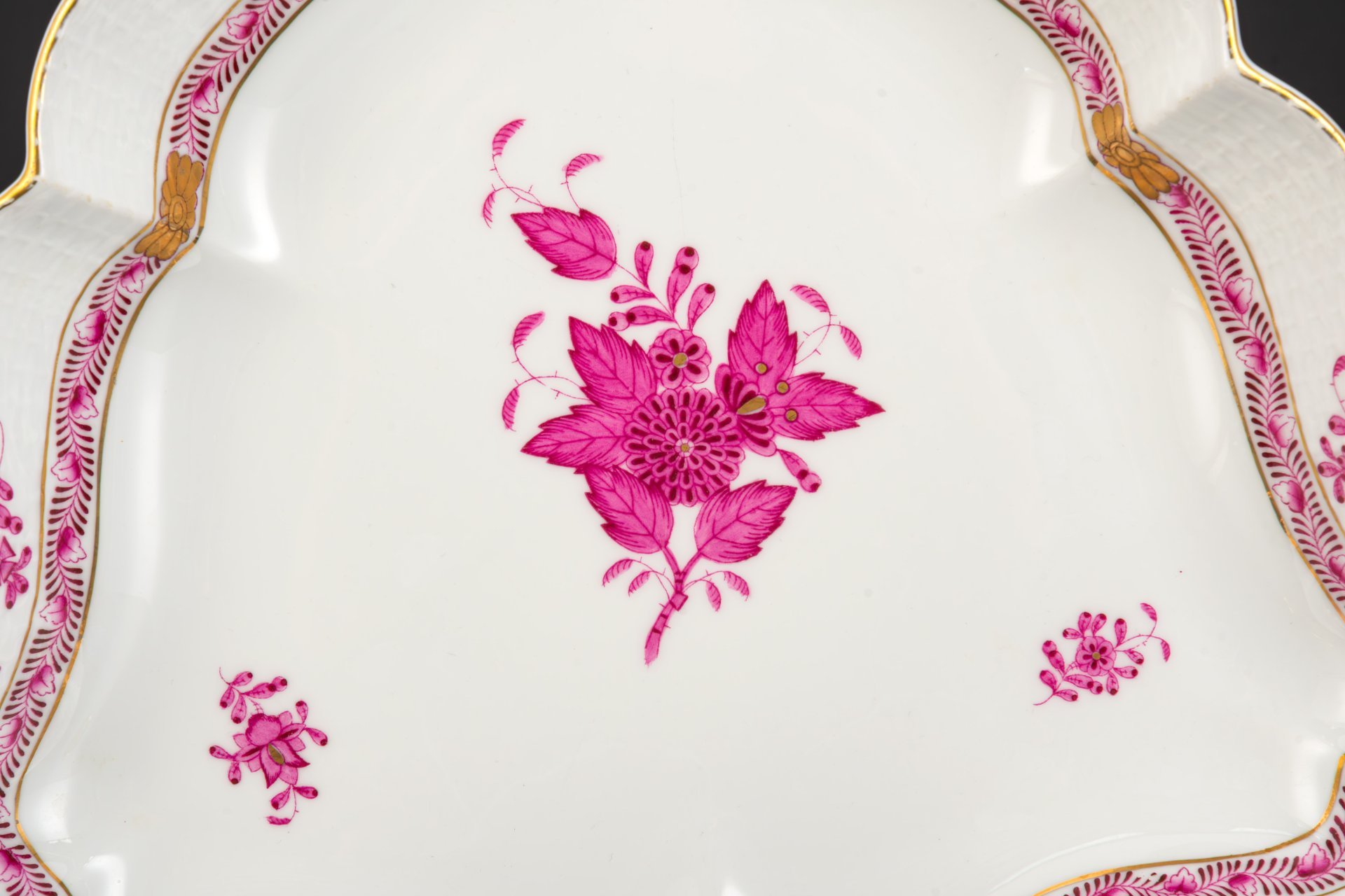 Блюдо сервировочное, выполненное в фирменном дизайне "Chinese Bouquet/Apponyi Purpur", Herend (Херенд)