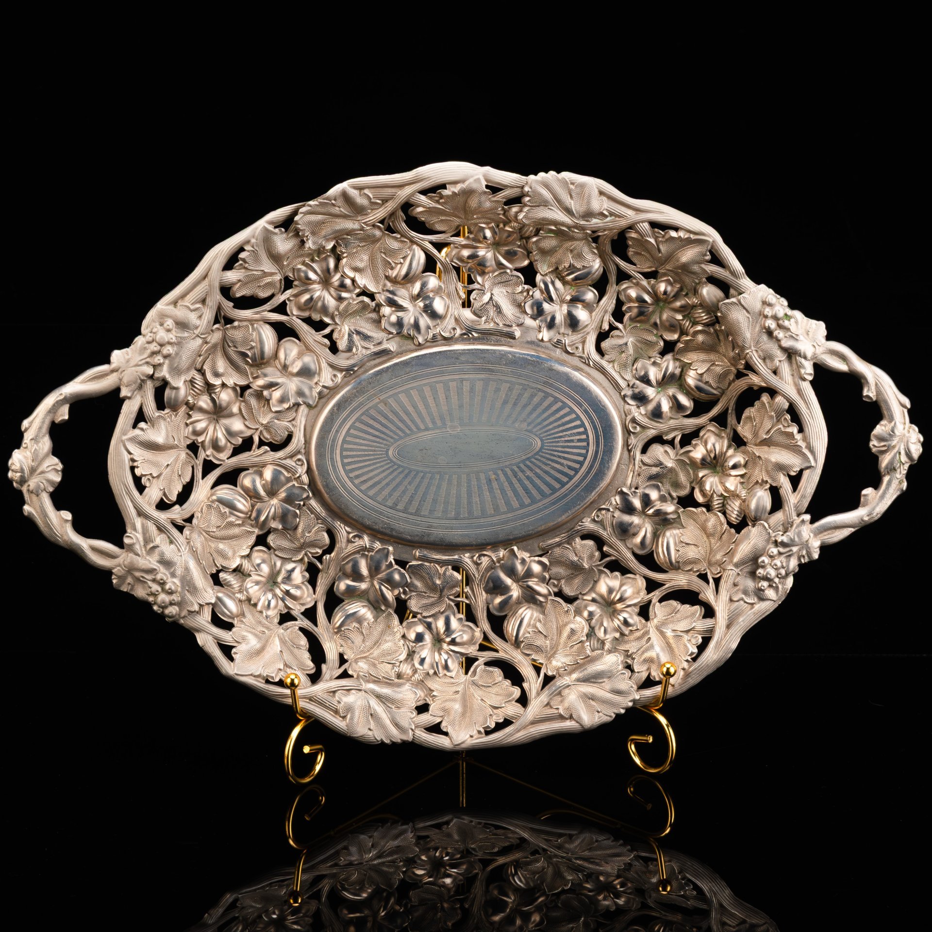 Блюдо (фруктовница, сухарница) с декоративным бортом в виде крыжовника и винограда, латунь, Schiffers & Co. (А.Б. Шифферс и Ко), Российская империя, 1907-1920 гг.