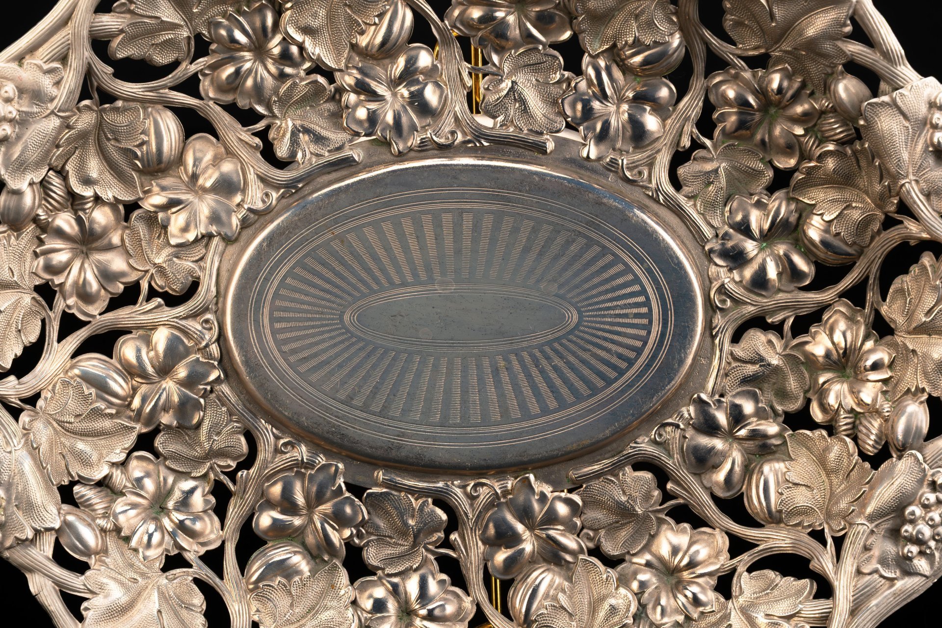 Блюдо (фруктовница, сухарница) с декоративным бортом в виде крыжовника и винограда, латунь, Schiffers & Co. (А.Б. Шифферс и Ко), Российская империя, 1907-1920 гг.